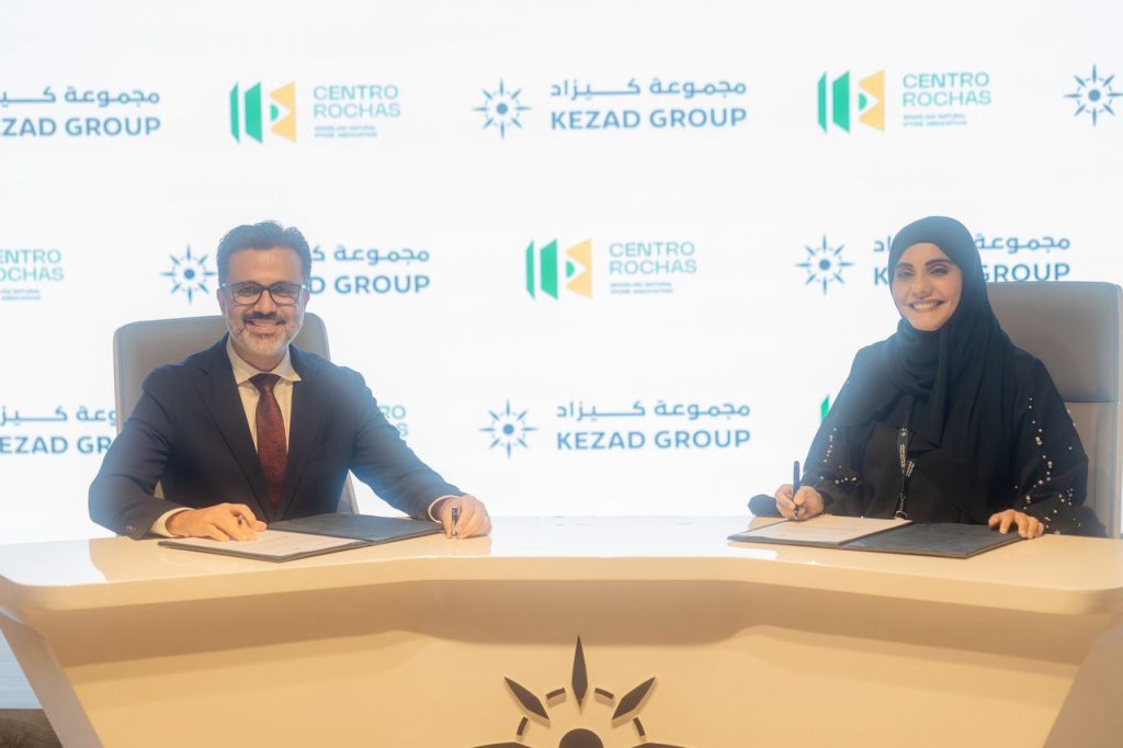 Memorando foi firmado por Fábio Cruz (esq.) e Fátima Mohammed Noorl Al Hammadi (dir.)