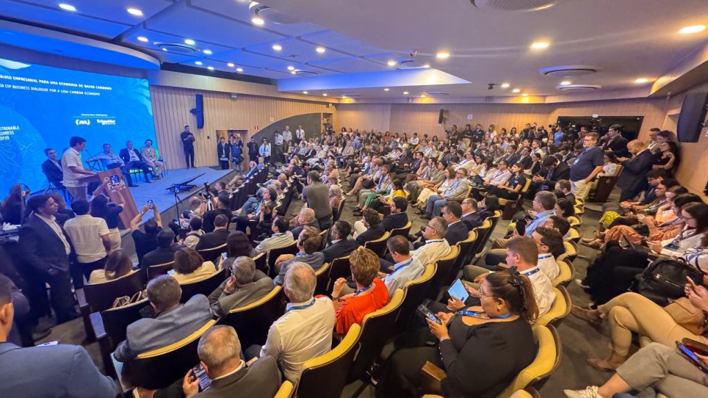 Governor Helder Barbalho (at the podium) took part in the CNI debate