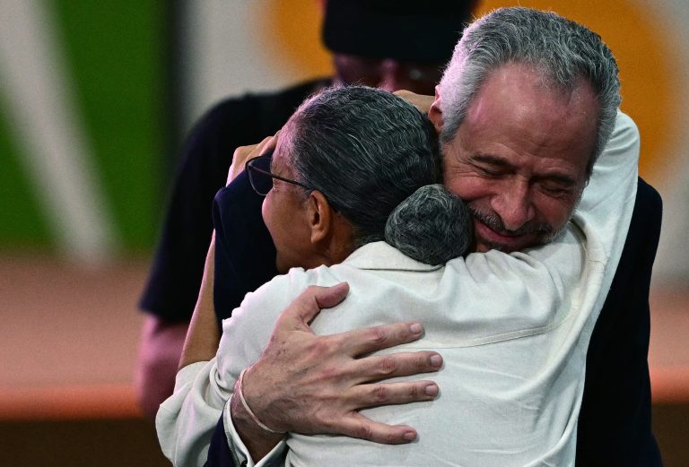 COP30: conheça os resultados da conferência Ao final da conferência, abraço da ministra Marina Silva no presidente da COP30, André Corrêa do Lago