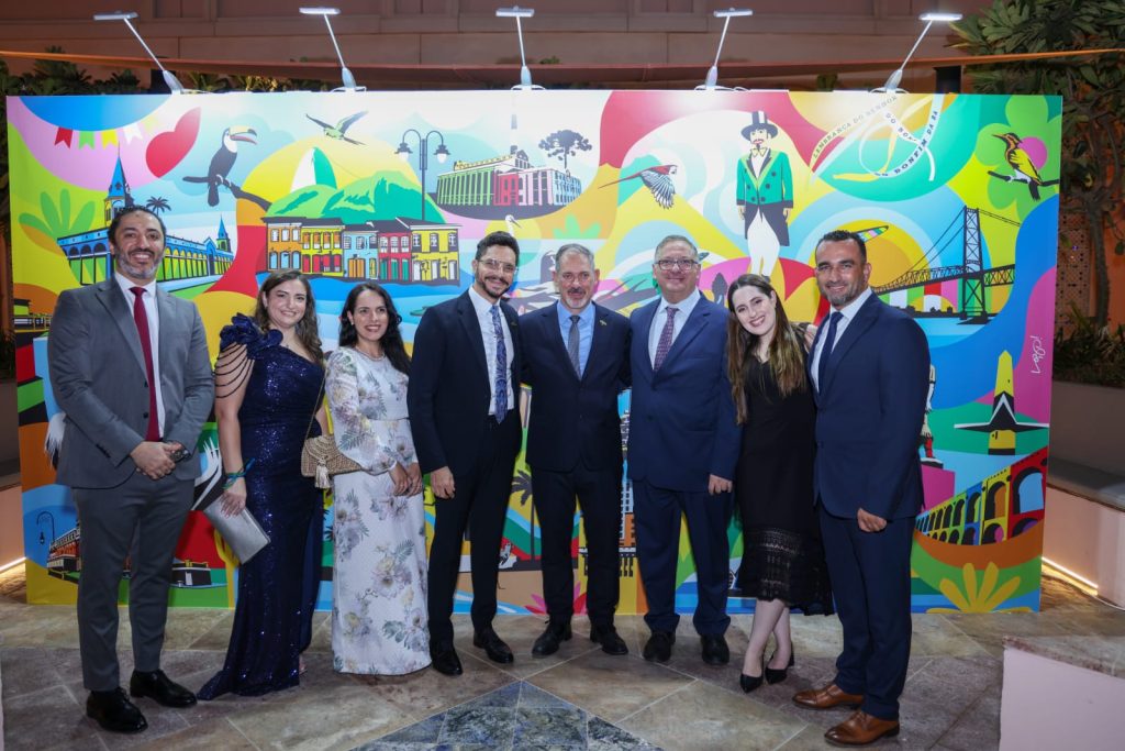 Ambassador Romeiro (5th from L) with representatives of the Arab-Brazilian Chamber