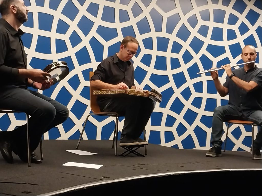 The musical group 1001 Noites performed.