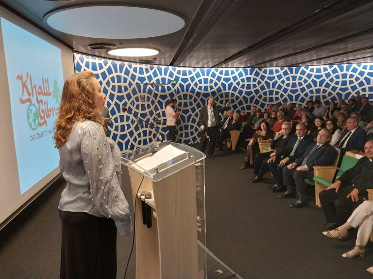 Lúcia Helena Galvão Maya spoke about Khalil Gibran at the event