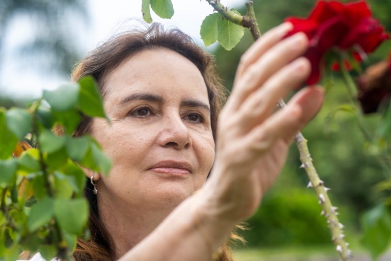 A filósofa brasileira que dá voz a Khalil Gibran Lúcia Helena Galvão acredita que tem como missão manter Khalil Gibran acessível às novas gerações