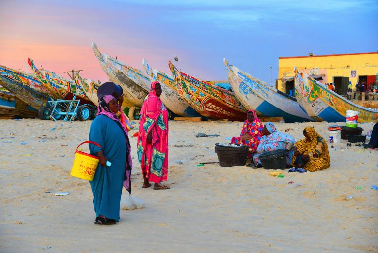 MAURITANIA. NOUAKCHOTT. WOMEN IN MELHFA WAITING FOR THE RETURN OF THE FISHERMEN NEAR THE FISH MARKET OF NOUAKCHOTT. (Photo by Antoine LORGNIER / ONLY WORLD / Only France via AFP)