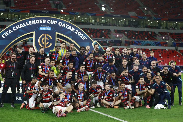 Flamengo e PSG se enfrentam em torneio no Catar Jogadores do Flamengo levantam troféu após vencer o Pyramids na Copa Challenger. Desafio, agora, é contra o PSG