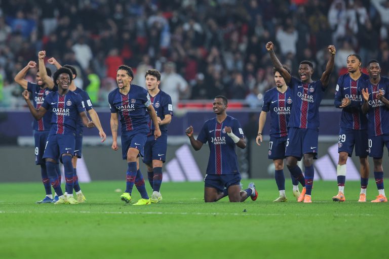 Flamengo é derrotado pelo PSG em torneio no Catar Jogadores do PSG celebram a conquista após vitória nos pênaltis
