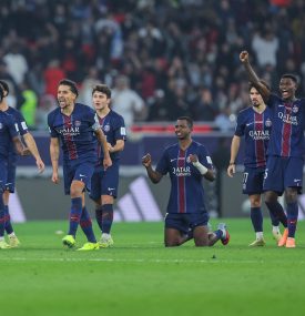Jogadores do PSG celebram a conquista após vitória nos pênaltis