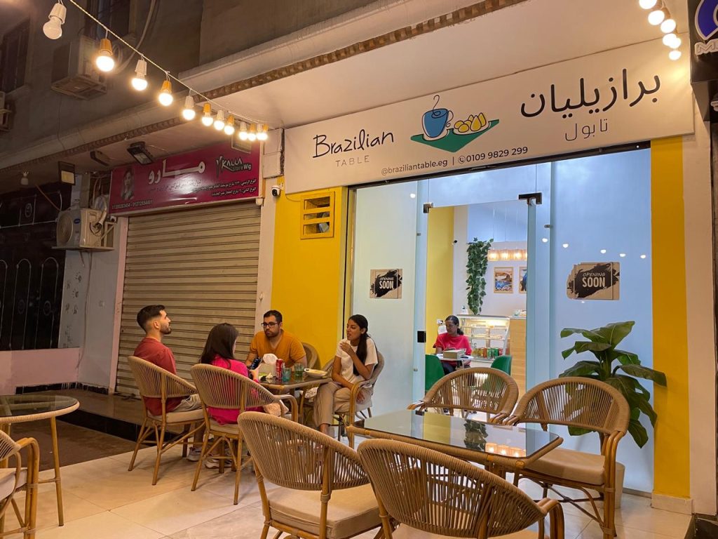 A loja da chefe no Cairo: pão de queijo, brigadeiro e coxinha entre os produtos mais procurados pelos clientes locais