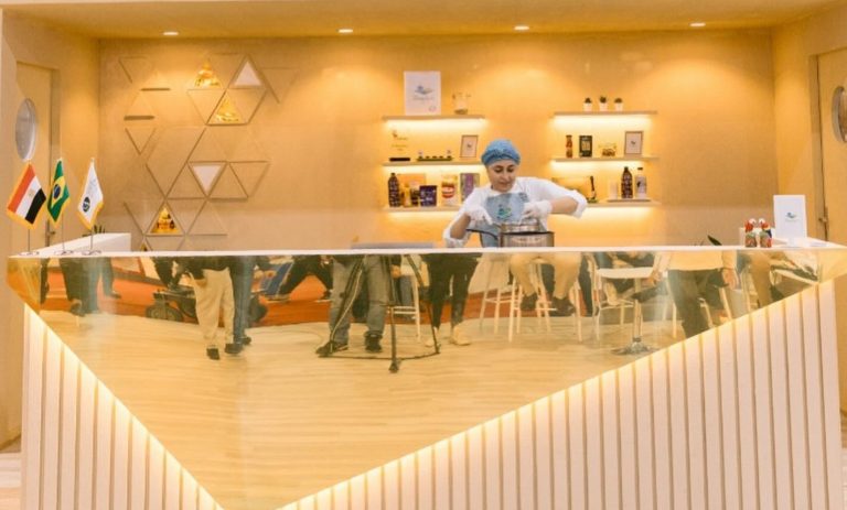 Sabores do Brasil nas telas do Egito Ana Paula Lima (ao centro) durante o "Live cooking show" na feira Food Africa: negócios em expansão