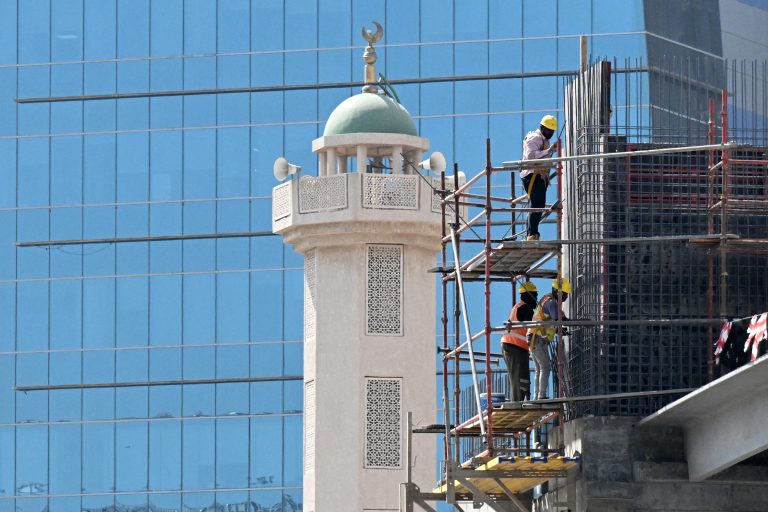 FMI prevê crescimento econômico do Kuwait Trabalhadores em obra na Cidade do Kuwait: reforma trabalhista precisa equiparar condições salariais nos setores público e privado