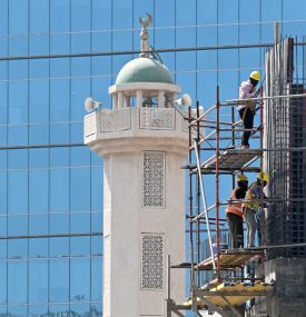 Trabalhadores em obra na Cidade do Kuwait: reforma trabalhista precisa equiparar condições salariais nos setores público e privado