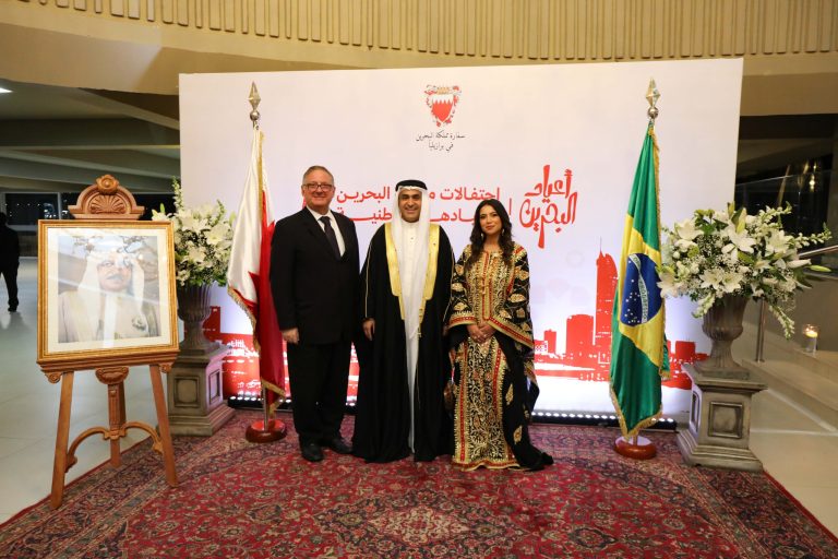 Brazil-Arab Gallery #39 The Embassy of Bahrain in Brazil held an event on Tuesday (9) celebrating the country’s National Day and its relations with Brazil. The reception took place at Villa Rizza in Brasília, marking the formation of the State of Bahrain in 1783 and the 26th anniversary of King Hamad bin Isa Al Khalifa’s accession to the throne. The Ambassador of Bahrain to Brazil, Bader Abbas Alhelaibi, welcomed guests, including dignitaries of various nationalities and authorities. In his speech, Alhelaibi highlighted Bahrain’s foreign policy, saying it is based on dialogue, peace, international cooperation, and the protection of human rights. The Arab-Brazilian Chamber of Commerce (ABCC) was represented by its treasurer, Mohamad Abdouni Neto. Pictured, Abdouni (L) stands alongside the ambassador (C) and his wife, Yusra Allaith (R).