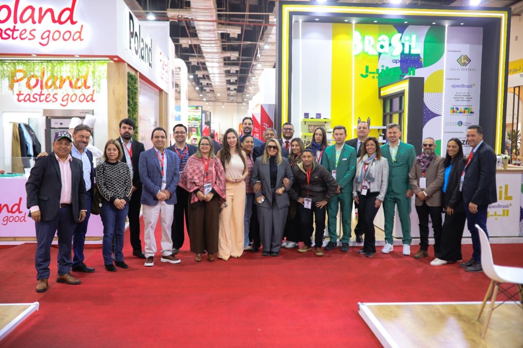 Representatives of companies and organizations at the Halal do Brasil project's stand at Food Africa: Contacts and business deals