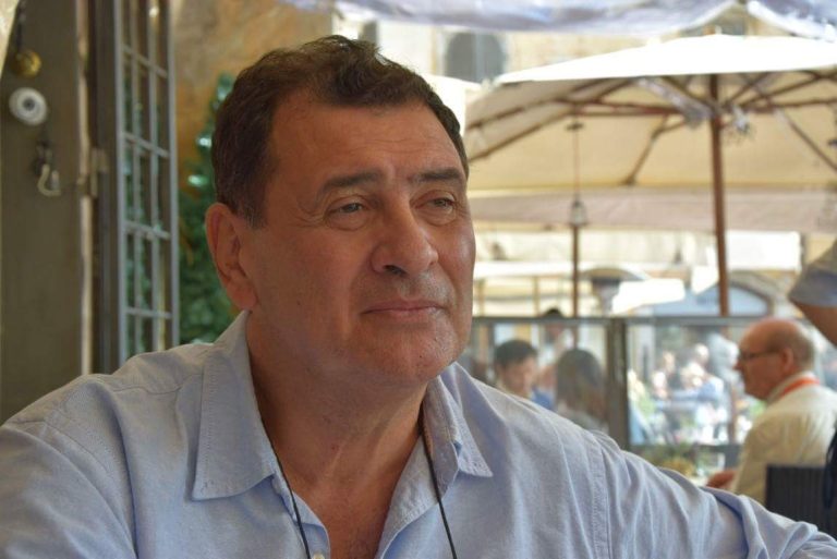 Samba, poetry, and language are among the themes of the books published by João Baptista de Medeiros Vargens