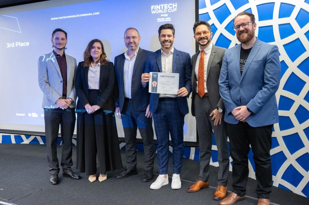 Representative of Parabank (degree holder), the runner-up, with judges and event organizers