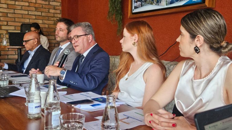 أزمة إنفلونزا الطيور لا تزعزع ثقة العرب بالبرازيل ريكاردو سانتين (الثالث من اليسار إلى اليمين) يتحدث في مؤتمر صحفي حول أداء القطاع.