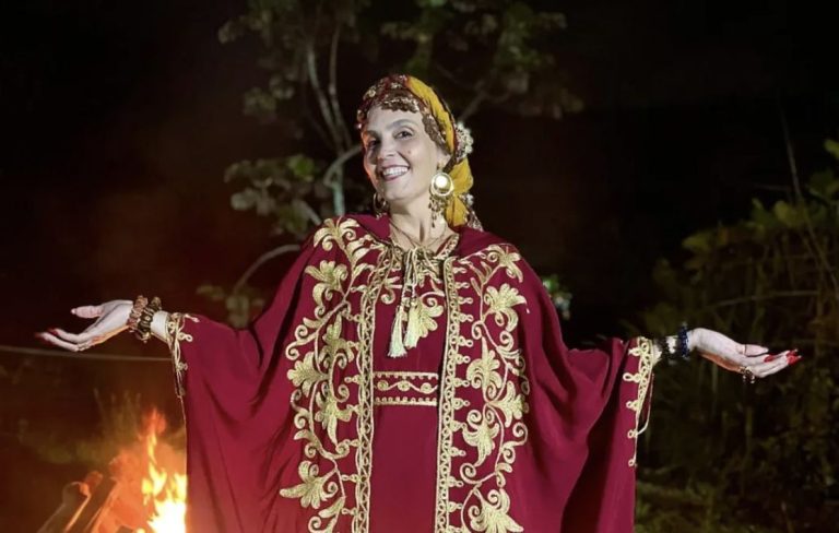 برازيلية تؤسس علامة تجارية لألبسة عربية في مصر ترتدي السيدات أزياء هذه العلامة التجارية في الحفلات