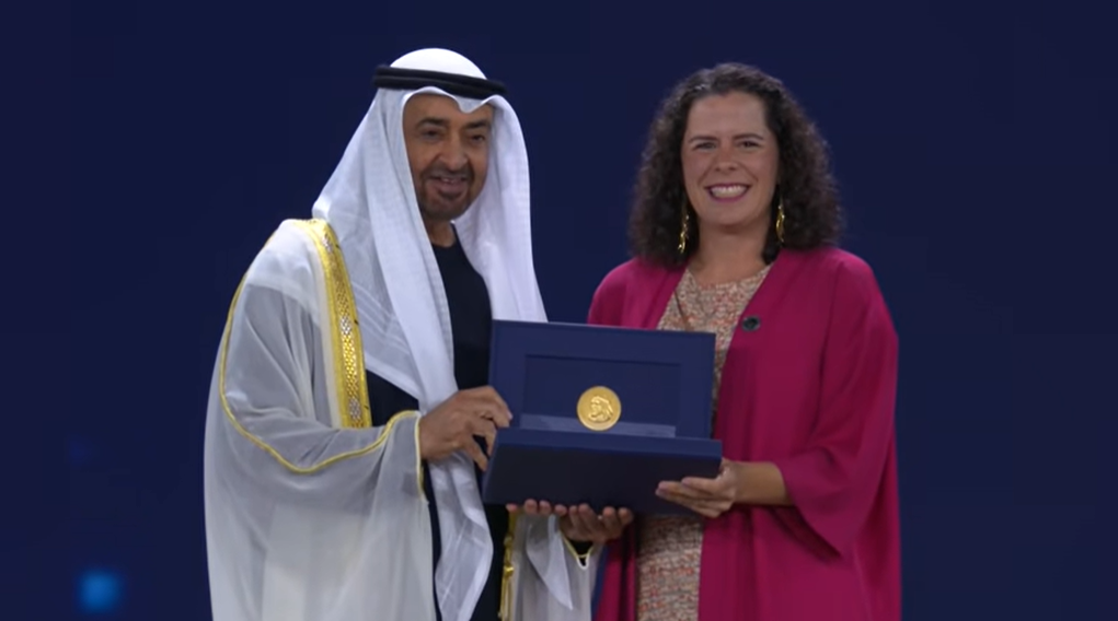 Al Nahyan entrega o prêmio para Marilia: projeto da Stattus4 oferece solução para reduzir perda de água
