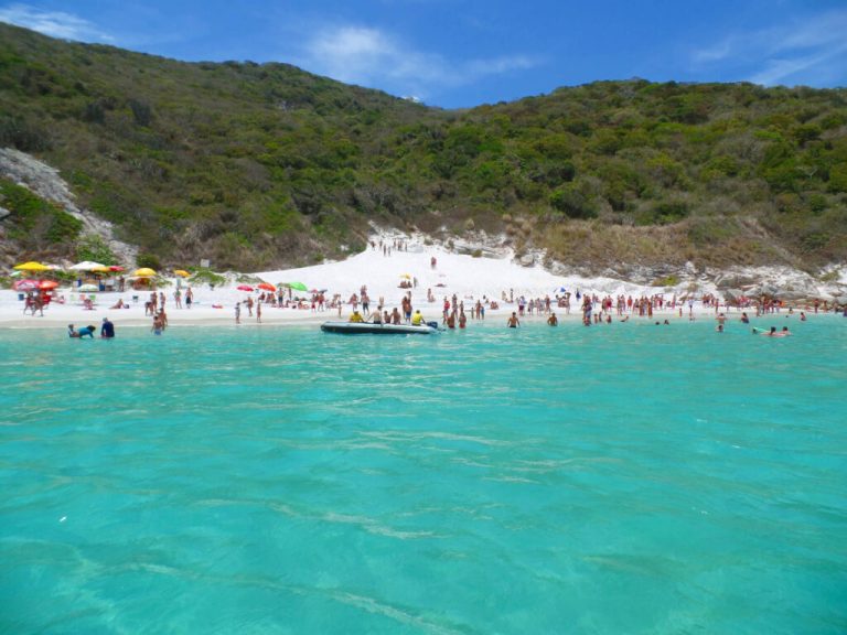 Brasil premia a atração de turistas estrangeiros As Prainhas do Pontal do Atalaia, em Arraial do Cabo, no Rio de Janeiro, são famosas pelas águas cristalinas