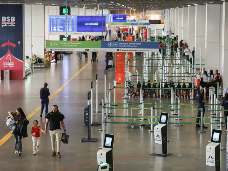Turista estrangeiro gasta valor recorde no Brasil Movimento no aeroporto de Brasília: crescimento na quantidade de estrangeiros em viagens ao País