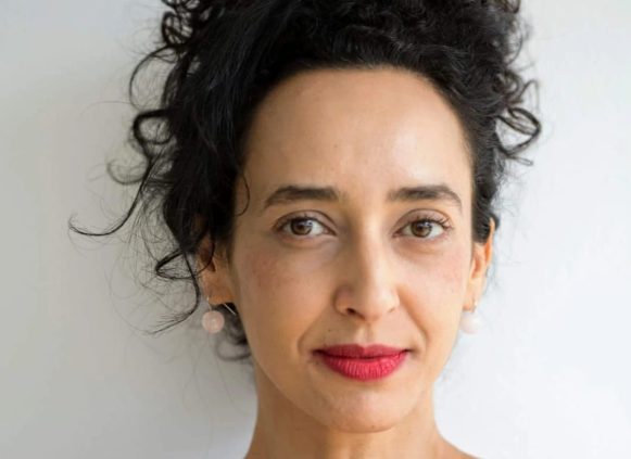 Neta de sírios transforma memória em cena