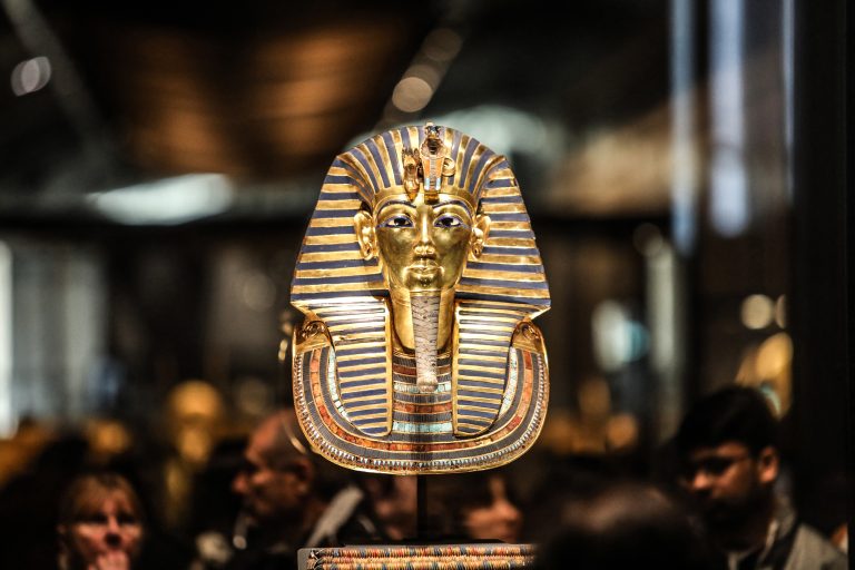 Grande museu egípcio: passado e presente ‘ao vivo’ Máscara do faraó Tutancâmon é um dos tesouros abrigados no GEM