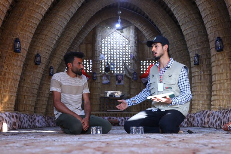 Após censo, Iraque terá programas para a população Profissional do censo (à dir.) durante pesquisa: resultados do levantamento ajudarão o país a elaborar políticas públicas