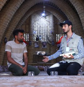 Profissional do censo (à dir.) durante pesquisa: resultados do levantamento ajudarão o país a elaborar políticas públicas