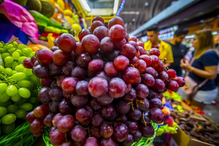 #Podcast: O Brasil no mercado global de frutas As uvas estão entre as frutas que o Brasil exporta