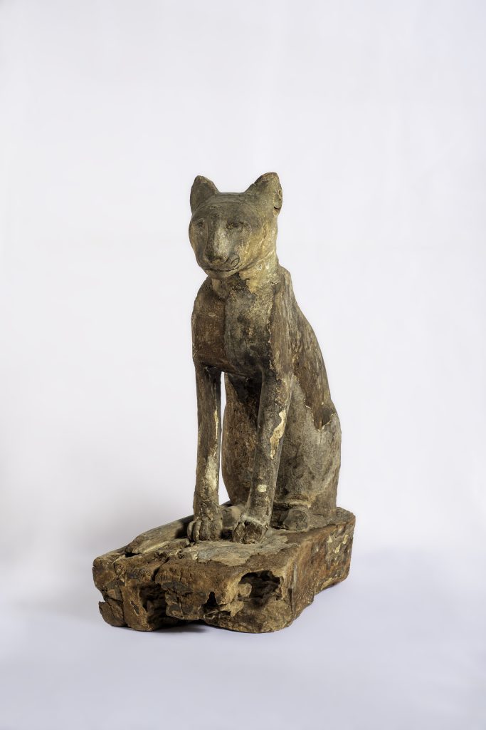 Esquife de gato feita em madeira integra coleção