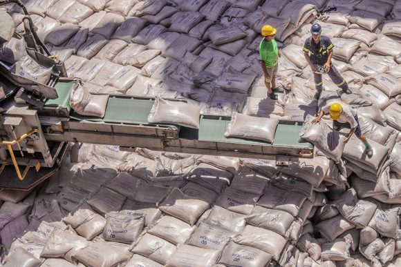 Embarque de açúcar em porto no Paraná: produto liderou a pauta de exportações aos árabes em janeiro