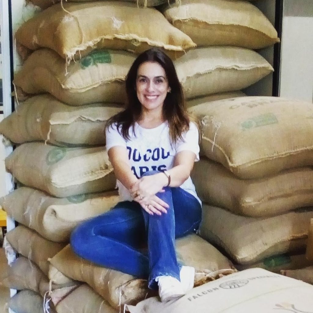 Maria Carolina com as sacas de café: grãos são do sul mineiro