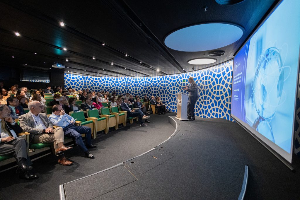 Plateia acompanhou palestra que abordou os desafios da economia brasileira