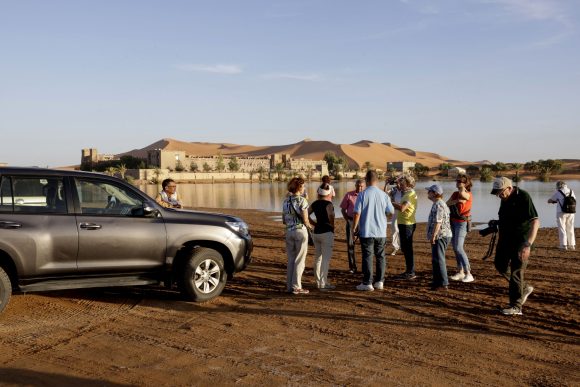 Turistas na vila de Merzouga: no Brasil, Marrocos realiza ações de promoção com o setor de viagens