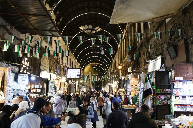 FMI vê avanços na economia da Síria Comércio de rua em Damasco: confiança dos consumidores está se recuperando