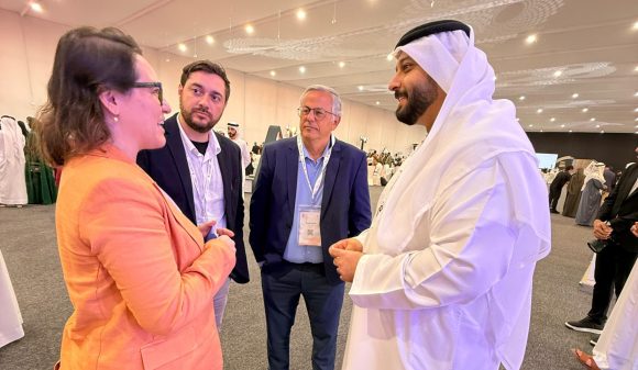 Equipe da editora, agora com operçação em Sharjah: planos de alcançar públicos em árabe, inglês e hindi