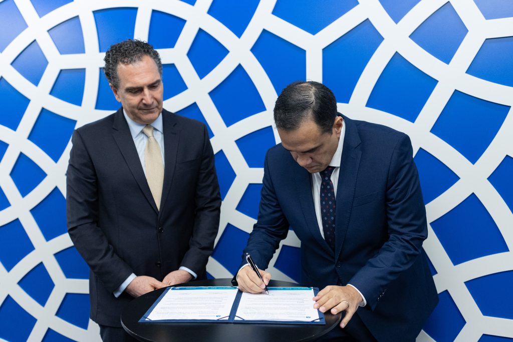 Dib (L) and Feliciano (R) signed an agreement on behalf of the Arab-Brazilian Chamber and the Ministry of Tourism