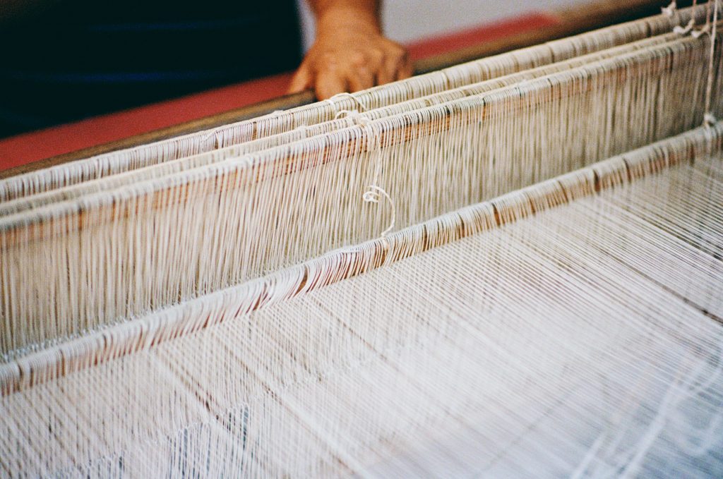 عمليات الإنتاج تتم يدوياً