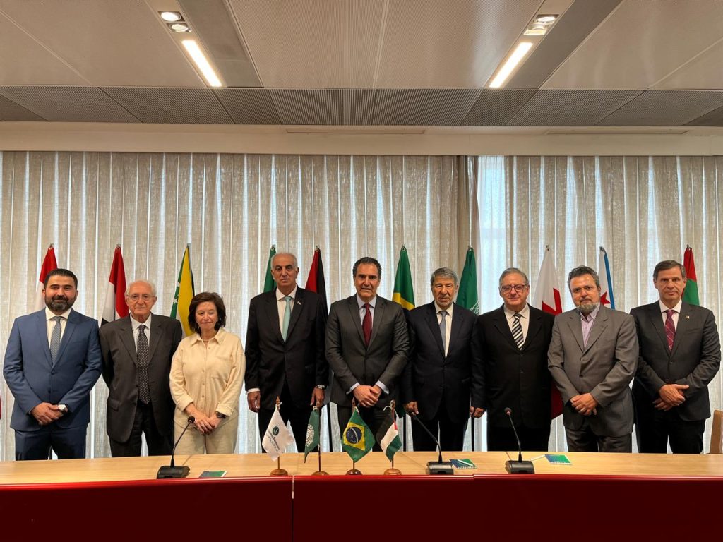 Com o novo embaixador da Palestina (4º da esq. para a dir.), Alzeben (6º) foi recebido por representantes da Câmara Árabe