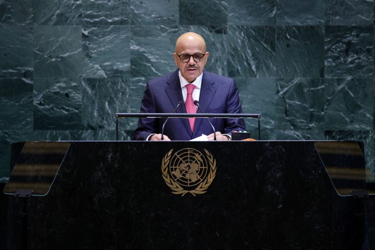 وزير خارجية البحرين عبد اللطيف بن راشد الزياني تحدث مع ماورو فييرا حول تطورات النزاع