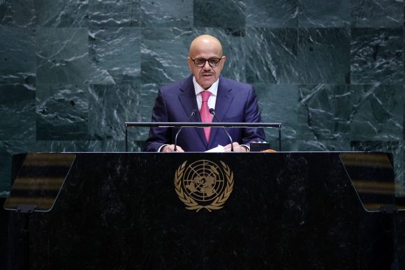 O chanceler do Bahrein, Abdullatif Bin Rashid Al Zayani, conversou sobre o conflito com Mauro Vieira