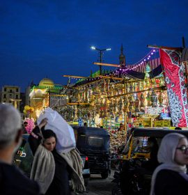 Pessoas nas ruas do Cairo: a partir deste sábado, lojas abertas até às 21h