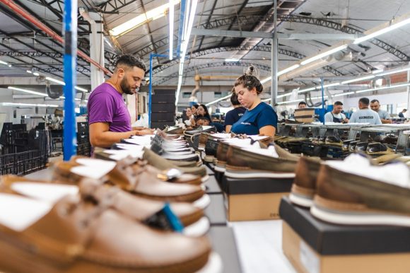 Fábrica brasileira de calçados: instabilidade internacional afetou desempenho externo do setor