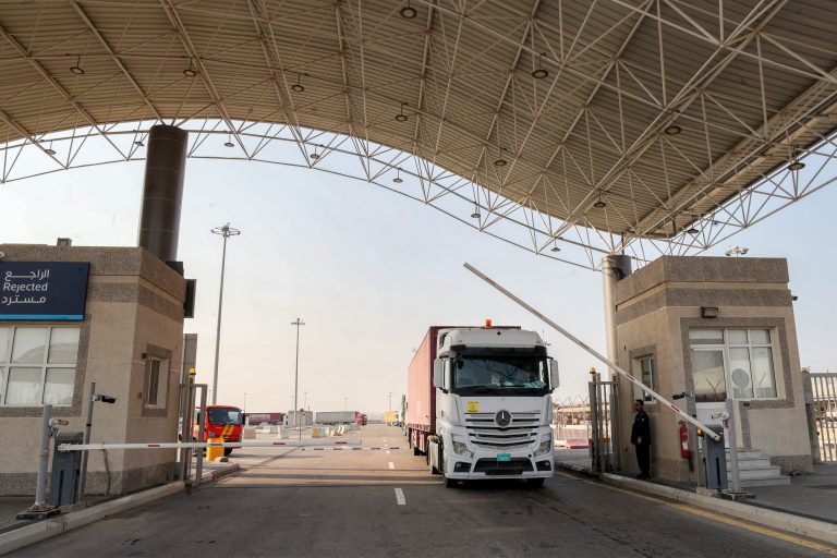 شاحنة محملة بالبضائع تعبر الحدود القطرية قادمة من السعودية