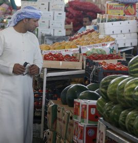 Consumidor em entreposto de alimentos em Dubai: população pode acionar o governo se preços subirem de forma injustificada