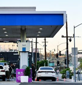 Posto de gasolina na região de Los Angeles: preço do barril em alta se reflete nas bombas de combustível