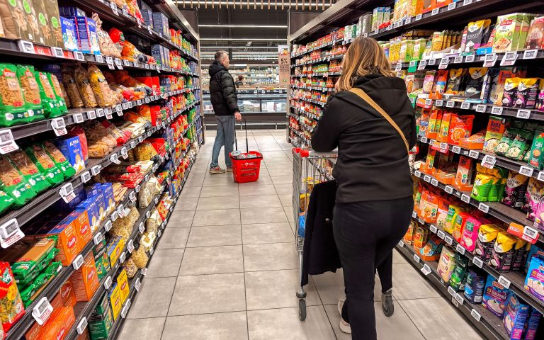 Supermercado na França: Banco Central Europeu participa de reunião para avaliar riscos de inflação