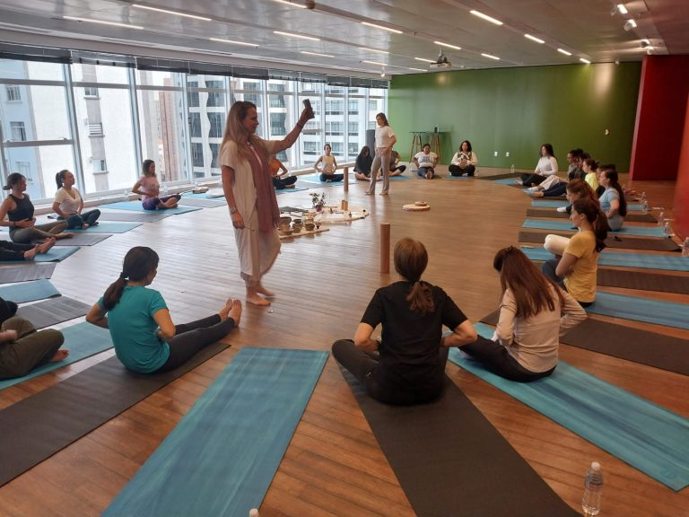 The Women’s Committee of the Arab-Brazilian Chamber of Commerce (ABCC), WAHI, held a morning of activities for the institution’s female staff on Friday (6) to mark International Women’s Day. At the ABCC’s headquarters in São Paulo, employees enjoyed a few hours of relaxation and leisure, including a yoga session focused on sorority, a term that reflects empathy among women. WAHI Committee chairwoman Claudia Yazigi Haddad opened the morning by saying it was a moment to further strengthen their bonds. “In our daily lives, we all take on many roles. We’re daughters, mothers, sisters, wives, professionals—often all at the same time—and, of course, we’re always trying to manage everything. So today, we’ll give ourselves a small gift,” she said. The activity included breakfast and a raffle of gifts. Female representatives from the board and the wives of ABCC directors also took part alongside the staff members.