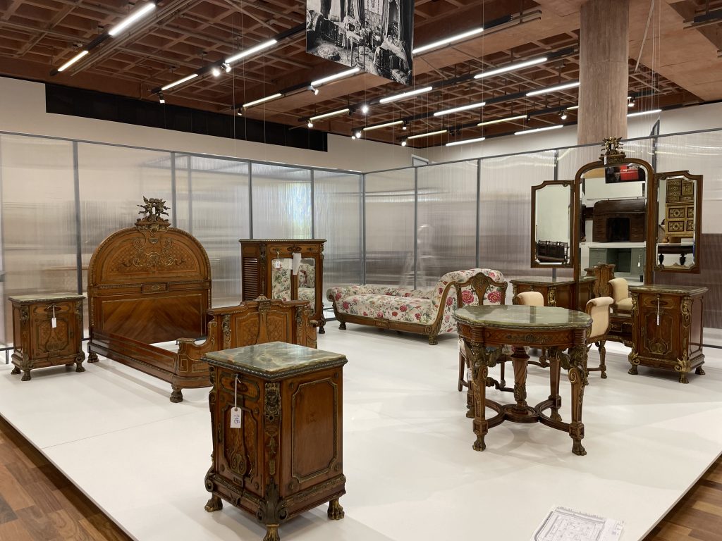 Móveis da coleção Jafet na exposição "Sentar, guardar, dormir: Museu da Casa Brasileira e Museu Paulista em diálogo", em 2024