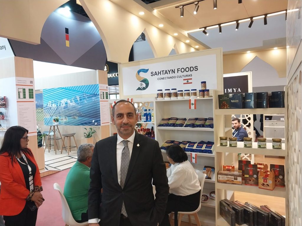 Embaixador Elias Nicolas em estande com produtos libaneses